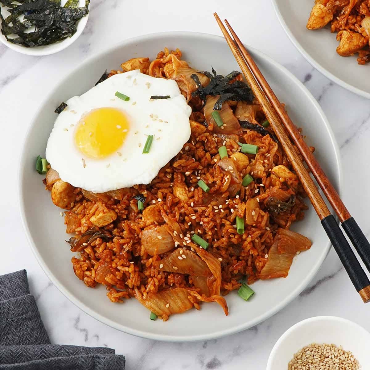 Kimchi Bokkeumbap con Huevo y Queso